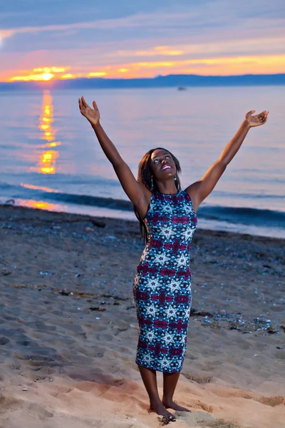 Krásná černoška afroamerické pózuje na pláži na su — Stock fotografie