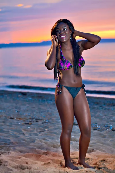 Piękne czarne african american kobieta pozowanie na plaży w su — Zdjęcie stockowe