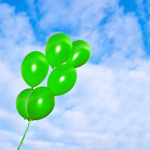 Groene ballonnen op de hemelachtergrond — Stockfoto