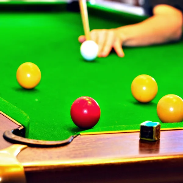 Jeu de billard sur table verte — Photo