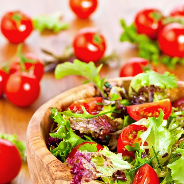 混合レタスのサラダとトマト — ストック写真