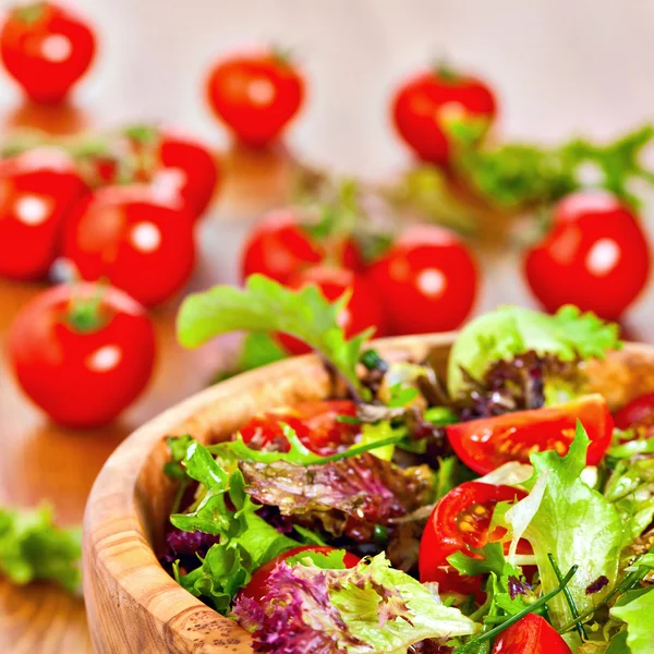 混合レタスのサラダとトマト — ストック写真