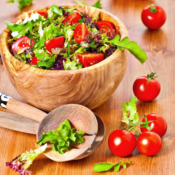 Mixed lettuce salad and tomatoes — Stock Photo, Image