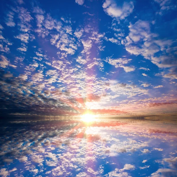 Cielo con nubes con reflejo —  Fotos de Stock