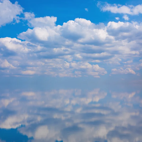 Небо з хмарами з відображенням — стокове фото
