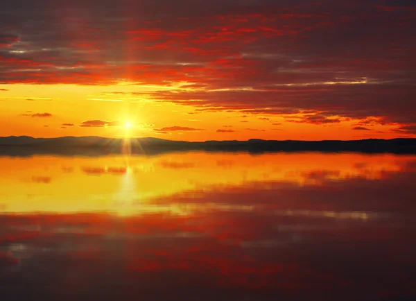 Red sunset sky reflected in the water — Stock Photo, Image