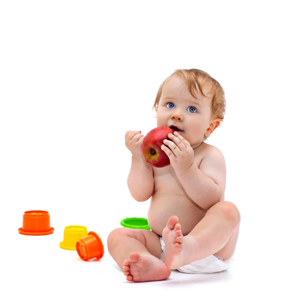 Söt spädbarn pojke med äpple — Stockfoto