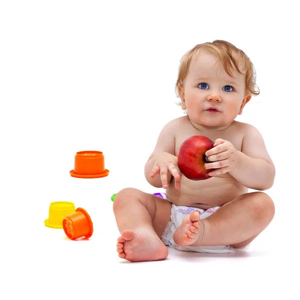 Bayi laki-laki lucu dengan apel — Stok Foto
