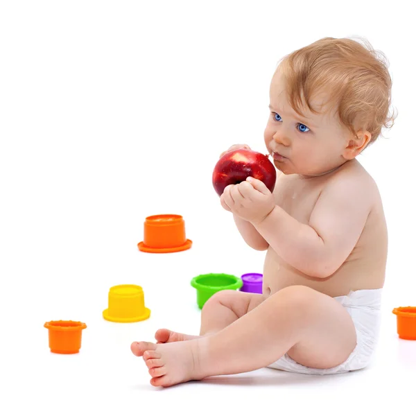 Bayi laki-laki lucu dengan apel — Stok Foto