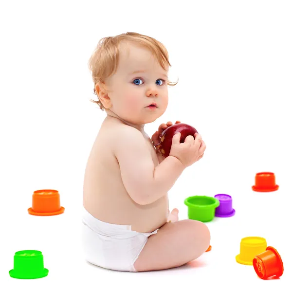 Niedlicher kleiner Junge mit Apfel — Stockfoto