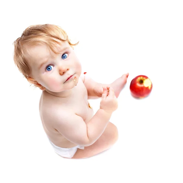 Söt spädbarn pojke med äpple — Stockfoto