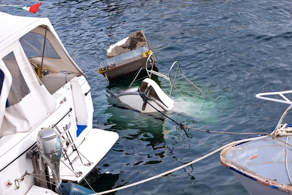 Zerstörte Stege mit Booten in Verbania — Stockfoto