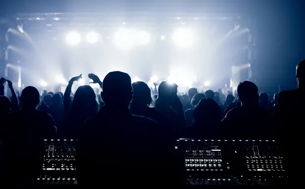 Publiken, jublande och titta på ett band på scenen — Stockfoto