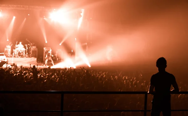Silhouette of man, watching a bang on stage — Stock Photo, Image