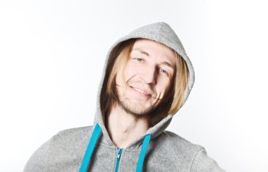 uzun sarı saçlı genç adam portresi