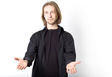uzun sarı saçlı genç adam portresi