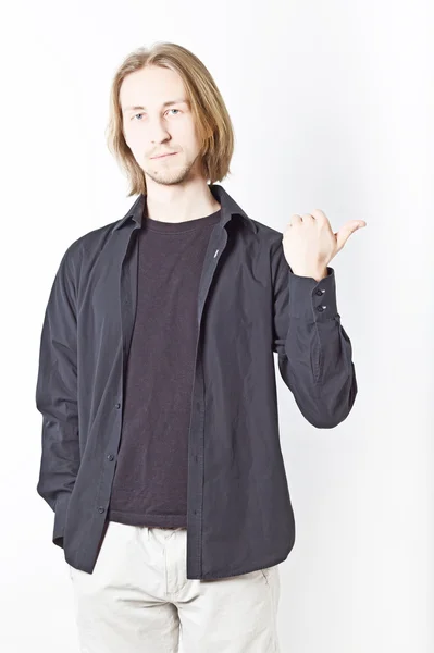 Портрет молодого человека с длинными светлыми волосами — стоковое фото