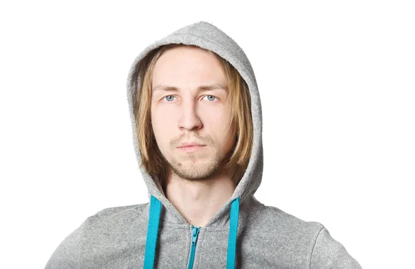 Портрет молодого человека с длинными светлыми волосами — стоковое фото