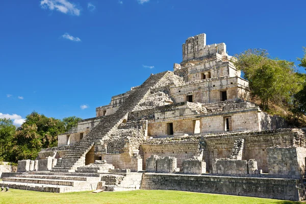 Edzna - starożytnej piramidy w pobliżu przez campeche, Meksyk — Zdjęcie stockowe