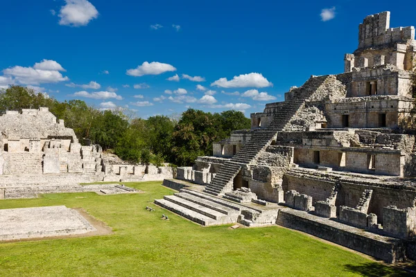 Edzna - starożytnej piramidy w pobliżu przez campeche, Meksyk — Zdjęcie stockowe