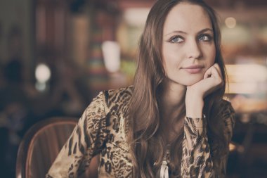 bir kafede çay bekleyen genç güzel kız