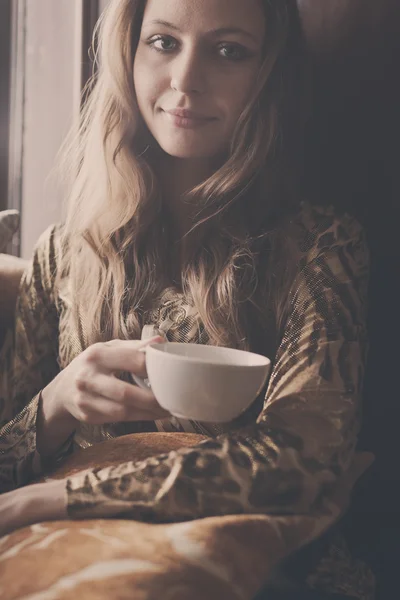 A young beautiful girl with a cup of tea — Stock Photo, Image