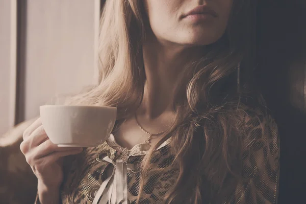 A young beautiful girl with a cup of tea — Stock Photo, Image