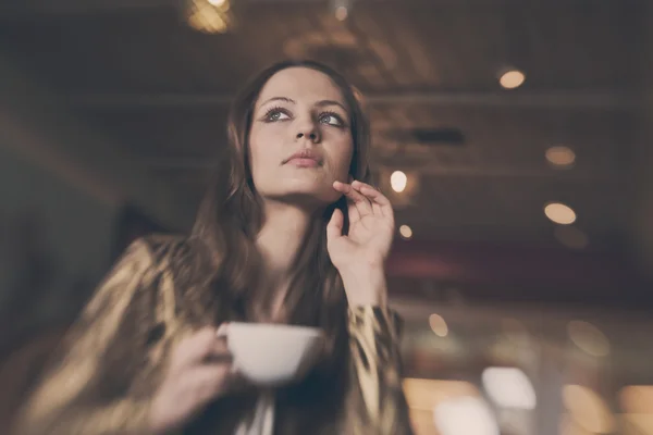 A young beautiful girl with a cup of tea — Stock Photo, Image