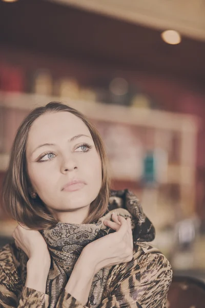 A young beautiful girl waiting for a cup of tea in a cafe — Stock Photo, Image