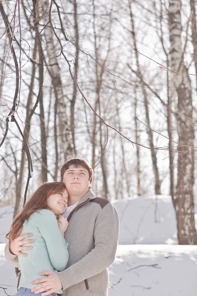 Venkovní šťastný pár v lásce, čekání na jaro v chladném počasí — Stock fotografie