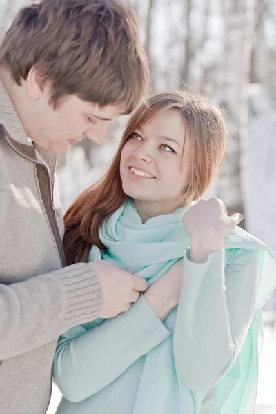 Utomhus lyckliga par i kärlek, väntar på våren i kallt väder — Stockfoto