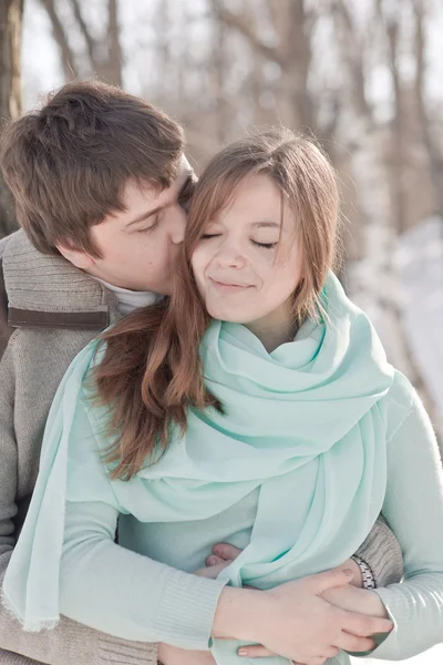 Couple heureux en plein air amoureux, attendant le printemps par temps froid — Photo