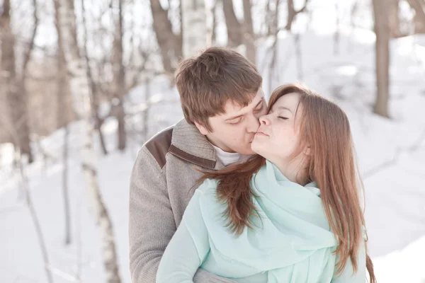 Pareja feliz al aire libre en el amor, esperando la primavera en clima frío —  Fotos de Stock