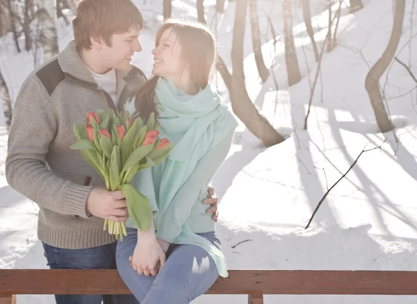 Utomhus lyckliga par i kärlek, väntar på våren i kallt väder — Stockfoto