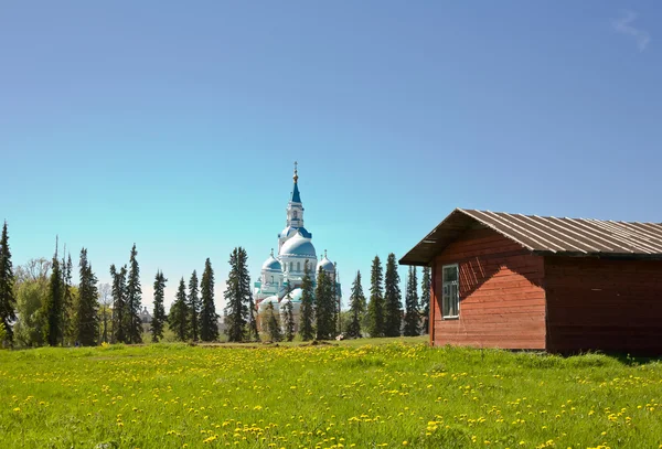 Bela vista do mosteiro ortodoxo na ilha Valaam. Lago Ladoga. O norte da Rússia — Fotografia de Stock