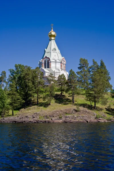 Bela vista do mosteiro ortodoxo na ilha Valaam. Lago Ladoga. O norte da Rússia — Fotografia de Stock