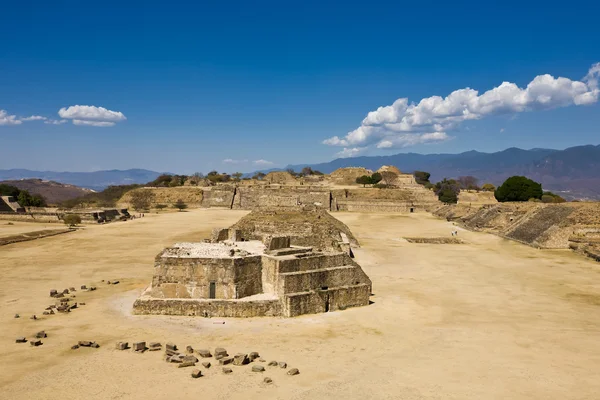 Monte Alban - las ruinas de la civilización zapoteca en Oaxaca, México —  Fotos de Stock