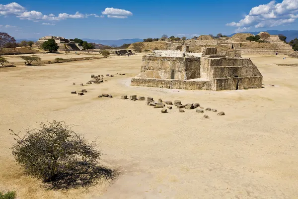 モンテ アルバン - オアハカ州、メキシコでサポテカ文明の遺跡 — ストック写真