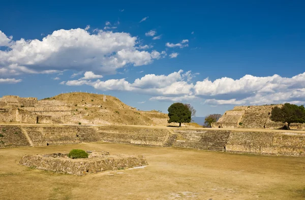 モンテ アルバン - オアハカ州、メキシコでサポテカ文明の遺跡 — ストック写真