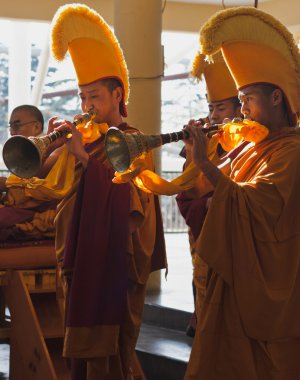 Puja - Buda Manastırı, dharamsala içinde geleneksel tören