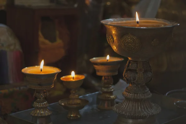 Brûler des bougies dans le monastère — Photo