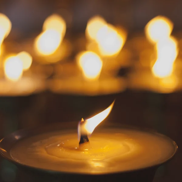 Hořící svíčky v klášteře — Stock fotografie