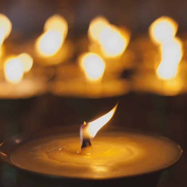 Queimando velas no mosteiro — Fotografia de Stock