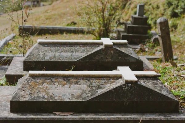 Ancient Catholic cemetery in Dharamsala — Stock Photo, Image