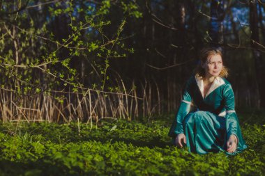 Yeşil elbiseli genç bir kızın portresi.