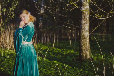 Yeşil elbiseli genç bir kızın portresi.