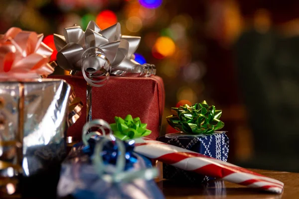 Presentes Natal Embrulhados Com Uma Árvore Natal Fundo — Fotografia de Stock