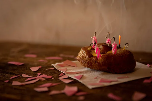 Egy Szülinapi Torta Gyertyákkal Rózsaszín Konfettivel — Stock Fotó
