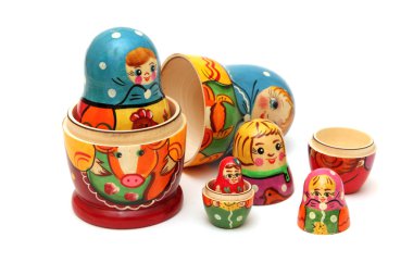 Beyaz arkaplanda izole edilmiş matrioshka bebekleri