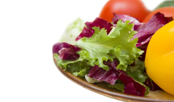 Salade de légumes sur assiette, fond blanc — Photo